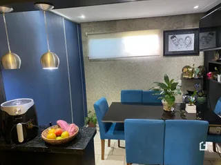 Sala de estar com sofá e mesa de jantar em um imóvel.