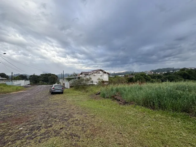 Vista externa de uma residência em Lajeado, Brasil, com área verde e estrada de terra.