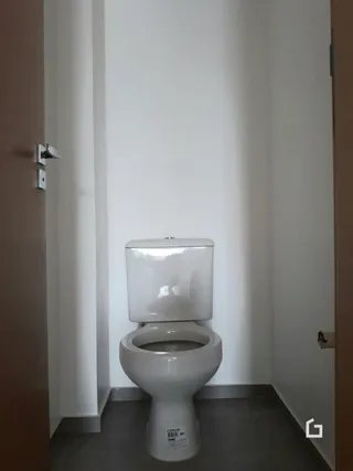 Foto de um vaso sanitário em um ambiente interno.