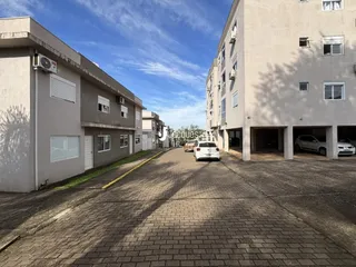 Vista da rua entre dois edifícios residenciais em Lajeado.