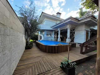 Vista da fachada de uma residência com deck e piscina em Lajeado, Brasil.