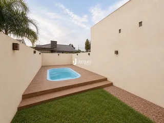 Vista externa de uma área de piscina e jardim em Lajeado, Brasil.