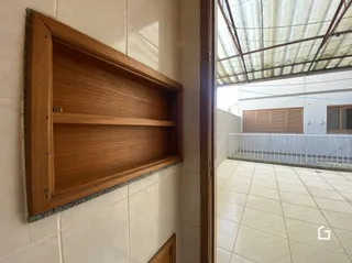 Detalhe da parede interna com revestimento cerâmico e painel de madeira.