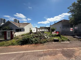 Vista externa de uma residência em Lajeado, Brasil, com vegetação densa no primeiro plano.