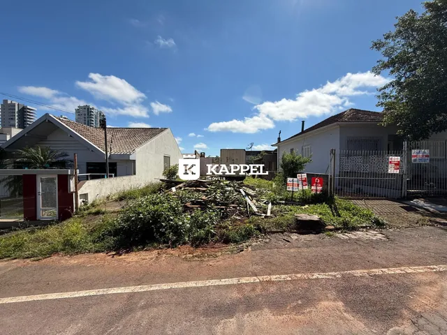 Vista externa de uma residência em Lajeado, Brasil, com vegetação densa no primeiro plano.