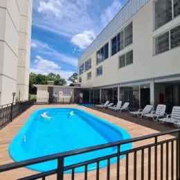 Foto de uma piscina externa em uma propriedade em Lajeado, Brasil.