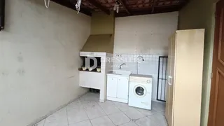 Foto de uma área interna com paredes brancas e piso de cerâmica.
