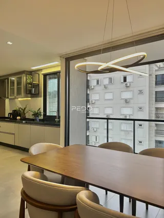 Sala de jantar moderna com vista para um prédio residencial.