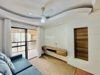 Sala de estar com portas de vidro abrindo para o exterior.