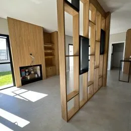 Hall de entrada com painéis de madeira clara e armários embutidos.