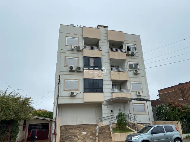 Fachada de um prédio residencial em Lajeado, Brasil, com garagem no térreo.