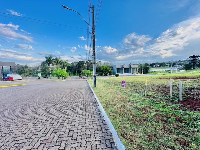 Vista da rua e área gramada de uma propriedade em Lajeado.
