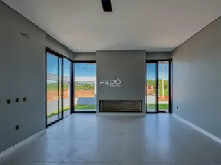 Sala de estar com portas de vidro que dão acesso ao exterior.