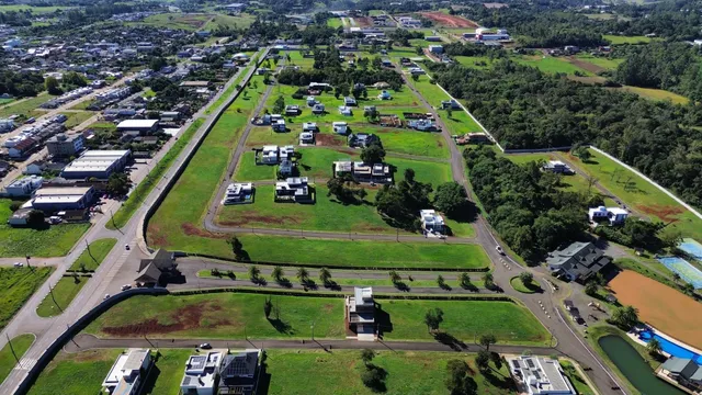 Vista aérea de um loteamento em Lajeado, Brasil, mostrando diversas propriedades e áreas verdes.