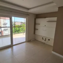 Sala de estar com portas de vidro que dão acesso ao exterior.