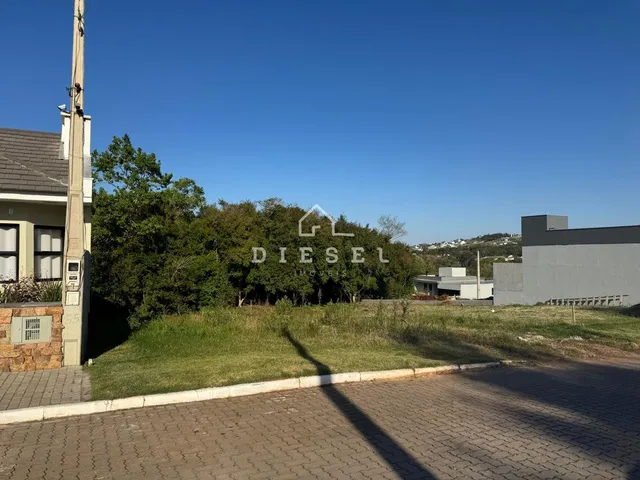 Fachada de uma residência em Lajeado, Brasil, com gramado e área pavimentada na frente.