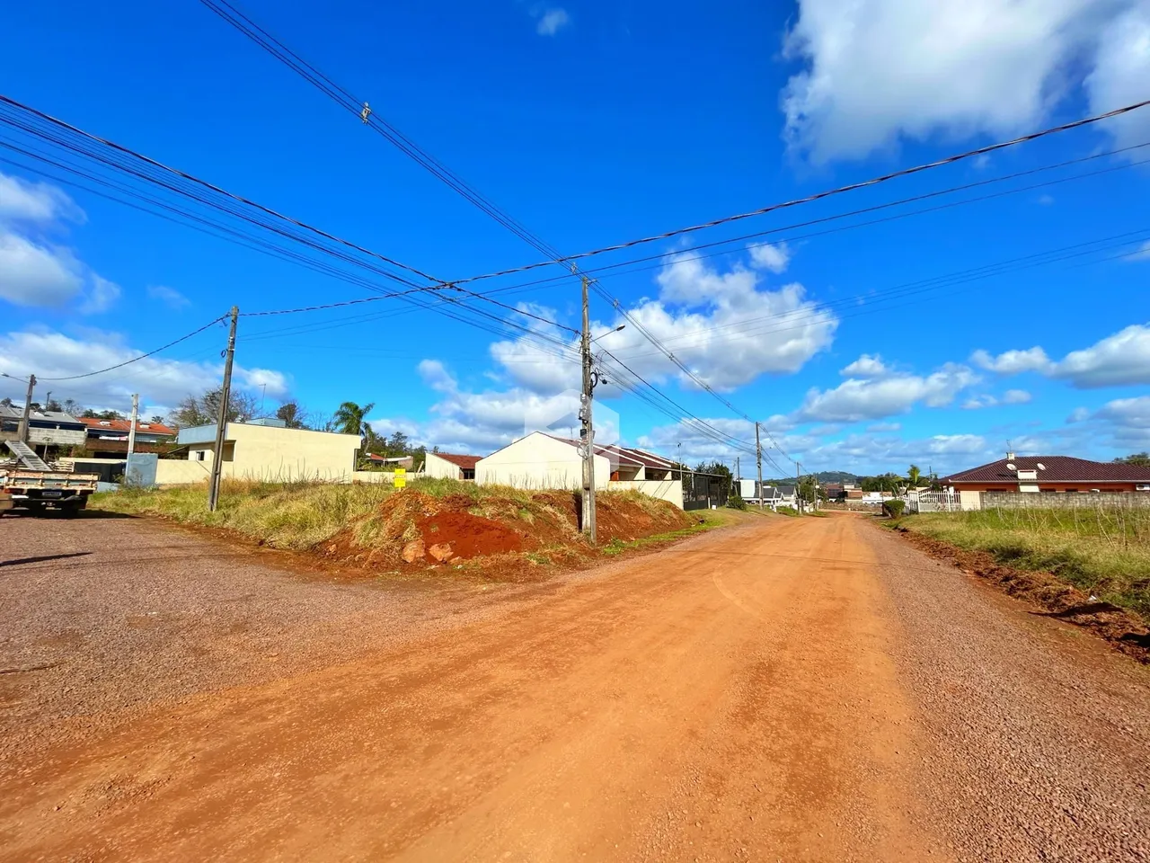 Vista de uma estrada de terra em uma propriedade rural no Brasil.