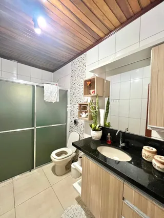 A foto mostra o interior de um banheiro com revestimento cerâmico.