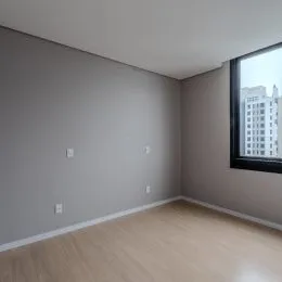 Foto de um ambiente interno com piso de madeira clara.