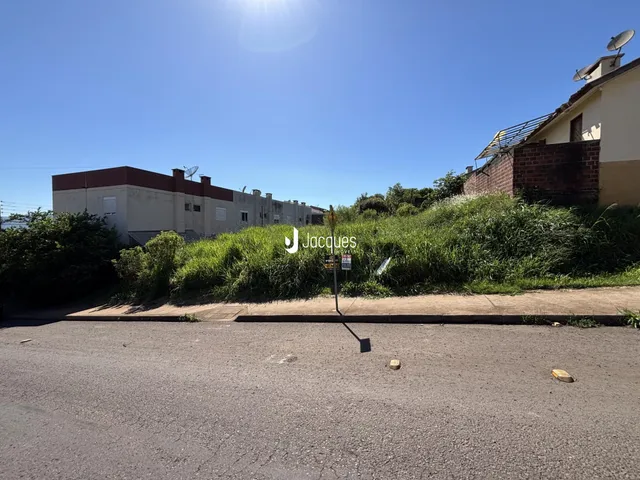 Vista externa da propriedade em Lajeado, Brasil, com vegetação alta na frente.