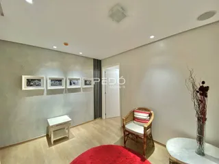 Sala de estar com paredes cinzas e piso de madeira clara.