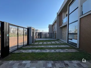 Fachada de um imóvel residencial em Lajeado, Brasil com área externa.