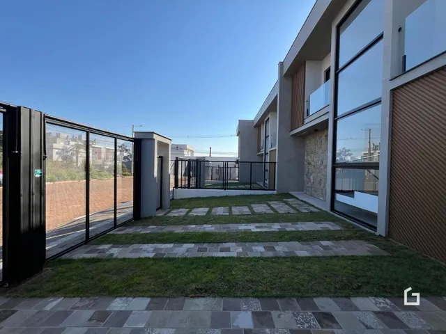 Fachada de um imóvel residencial em Lajeado, Brasil com área externa.