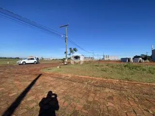Vista aérea do terreno e estruturas em Lajeado, Brasil, sob um céu azul.