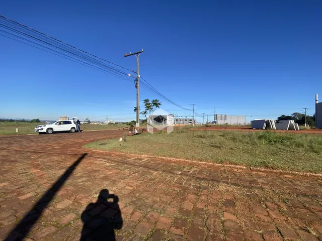 Vista aérea do terreno e estruturas em Lajeado, Brasil, sob um céu azul.