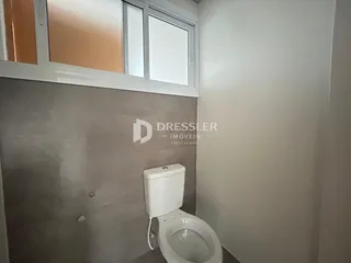 Foto de um banheiro interno com vaso sanitário.