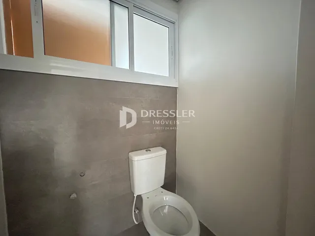 Foto de um banheiro interno com vaso sanitário.