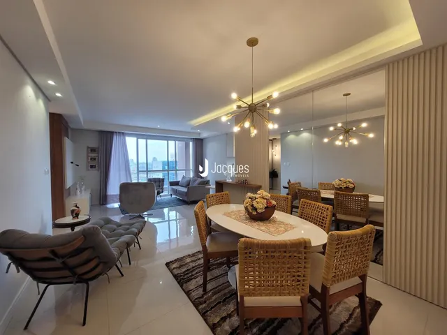 Sala de estar e jantar com vista para a cidade em um imóvel em Lajeado.