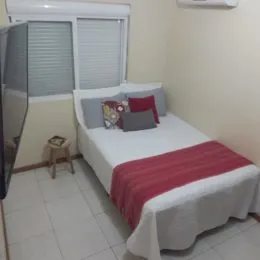 Quarto com cama de casal e ar condicionado instalado.