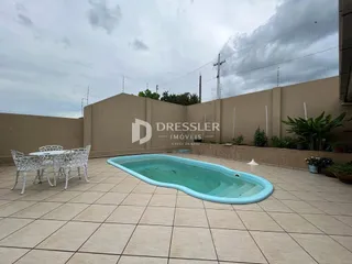 Foto de uma área externa com piscina e muro alto.