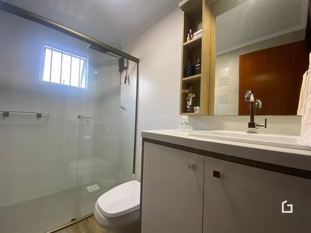 Foto de um banheiro com box de vidro e vaso sanitário em Lajeado.