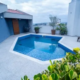 Foto de uma piscina externa em uma propriedade residencial.
