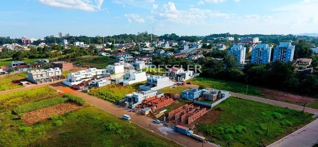 Vista aérea de uma área com vegetação e estruturas em Lajeado, Brasil.