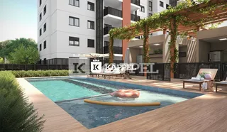Foto de uma piscina externa com deck de madeira e vegetação.