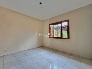 Ambiente interno de uma sala com piso de cerâmica.