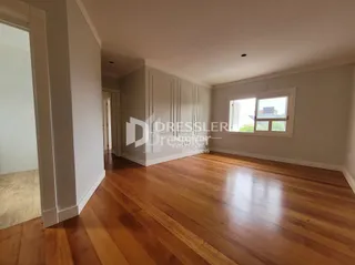 Sala de estar com piso de madeira polida.