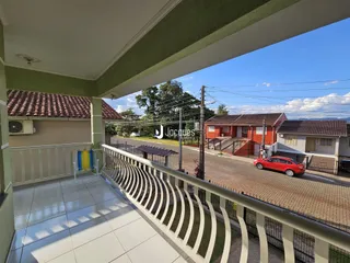 Vista da varanda com grade branca de uma residência em Lajeado.