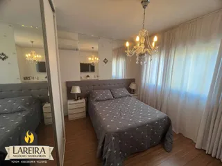 Foto de um quarto com cama e cortinas em um imóvel.