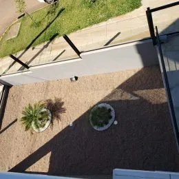Vista aérea de uma área externa com grama.