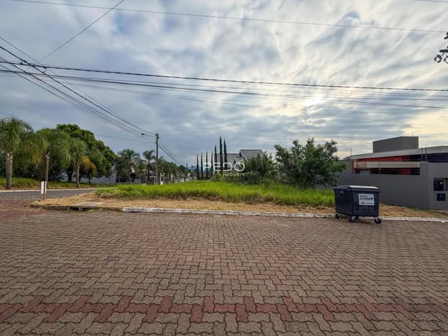 Vista externa da propriedade em Lajeado, Brasil, mostrando a rua e a vegetação ao redor.