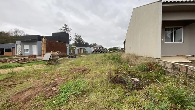 Vista externa de uma construção em Lajeado, Brasil, com terreno em desenvolvimento.