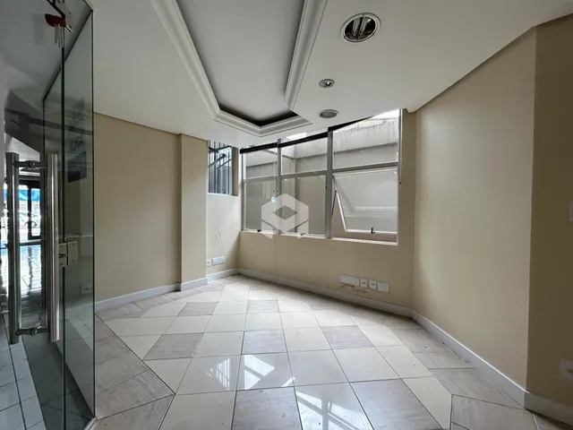 Sala de estar com piso de cerâmica e grande janela.