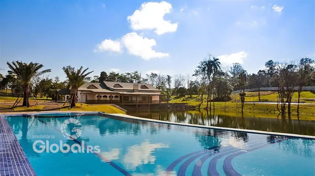 Vista externa de uma propriedade com piscina e jardim em Lajeado.