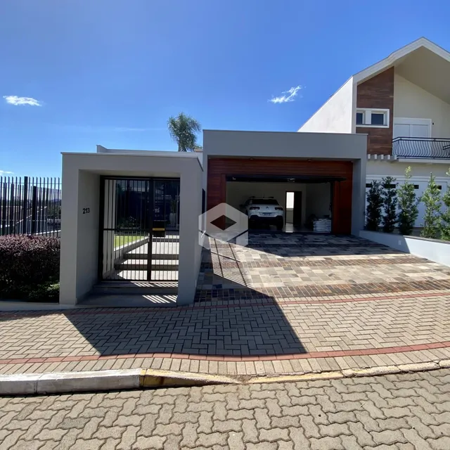 Fachada de uma residência em Lajeado, Brasil, mostrando a entrada e a garagem.