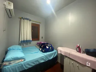 Quarto com cama e cortinas brancas