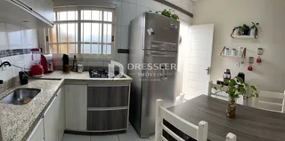 Vista da cozinha de uma propriedade em Lajeado, Brasil, mostrando armários e geladeira.